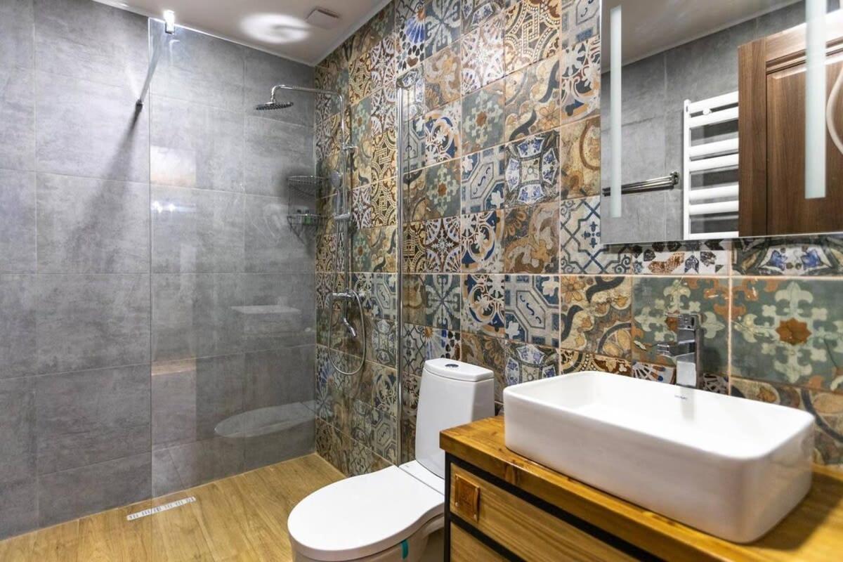 3Br Apt W Huge Terrace & Magnificent Views Tbiliszi Kültér fotó